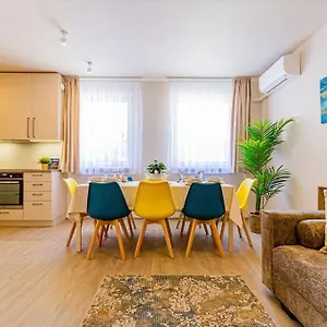 Roomy 80sqm At Center Free Parking Space, Ac & Balcony Apartment